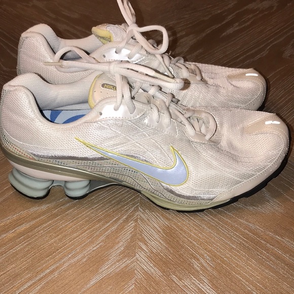 nike shox womens sneaker